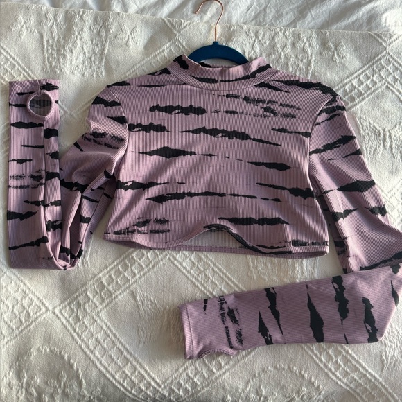 Cropped Lilac & Black Print Top with Thumb Holes - Picture 3 of 6